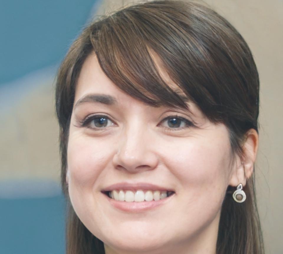 Experte en finances personnelles présentant des stratégies d'apprentissage pratique