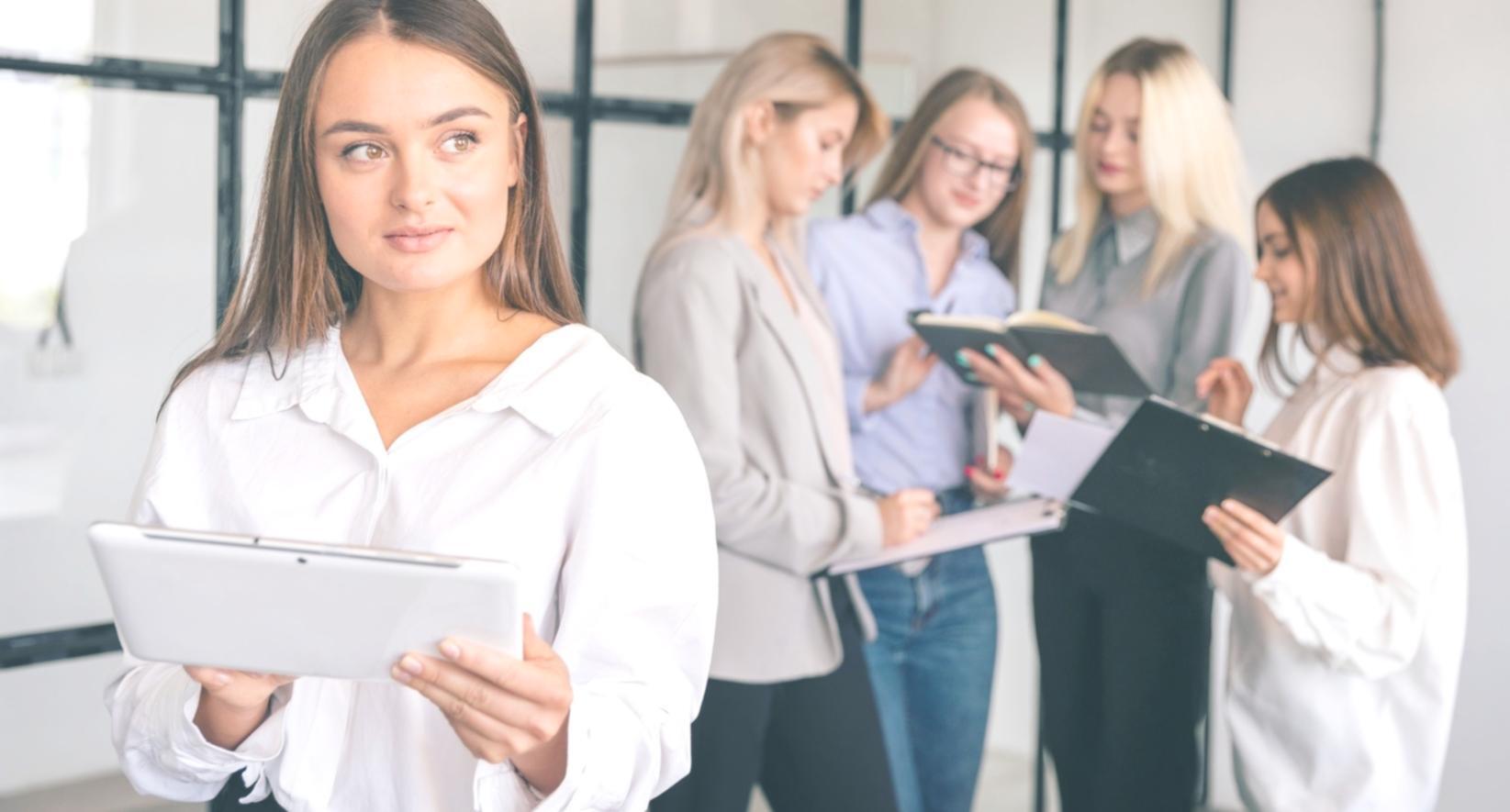 Groupe d'apprenants collaborant sur un projet financier